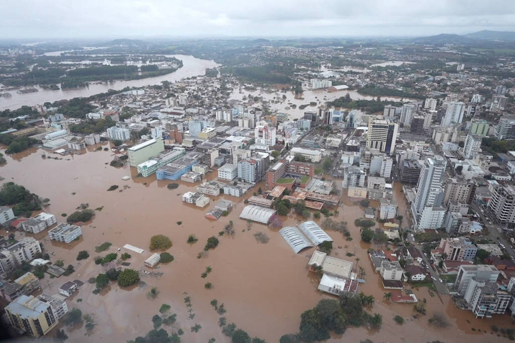 Feridos na tragédia da chuva no RS chegam a 927