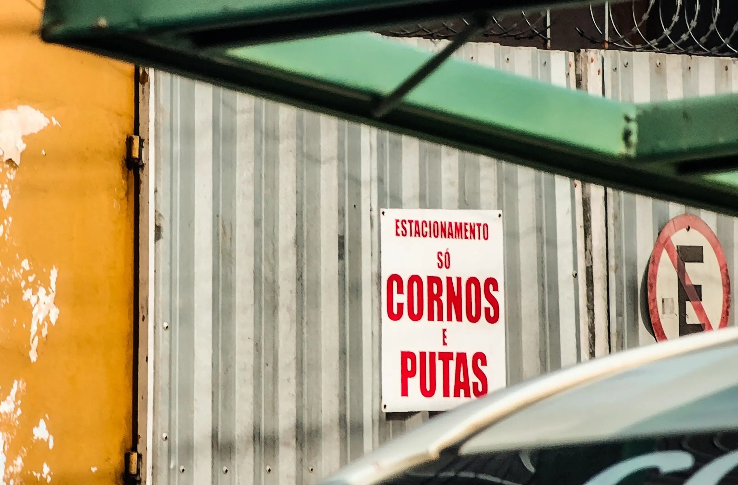 Em Cruzeiro do Sul, placa chama atenção:”estacionamento só para cornos e putas”