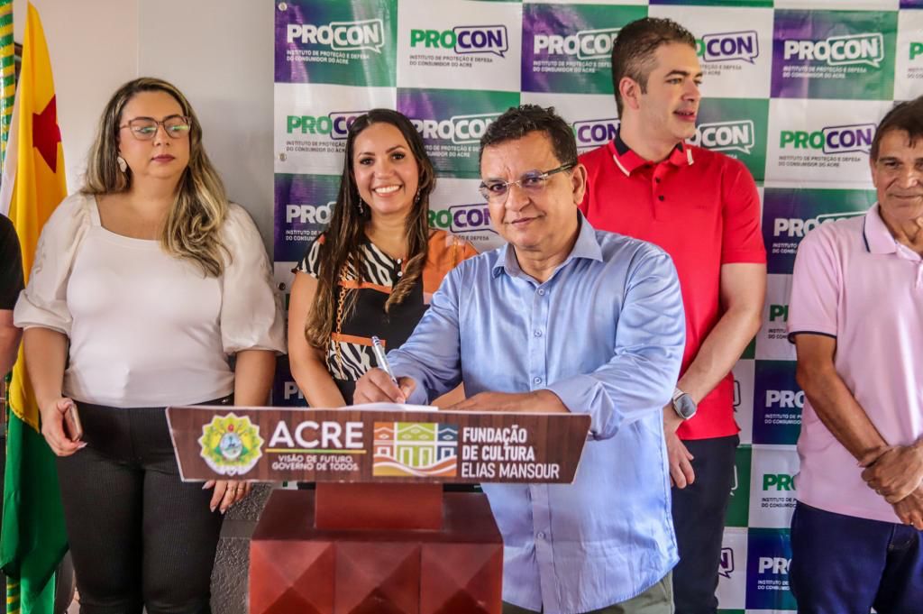 Gonzaga participa da inauguração do Procon e IPEM e prestigia casamento coletivo em Cruzeiro do Sul