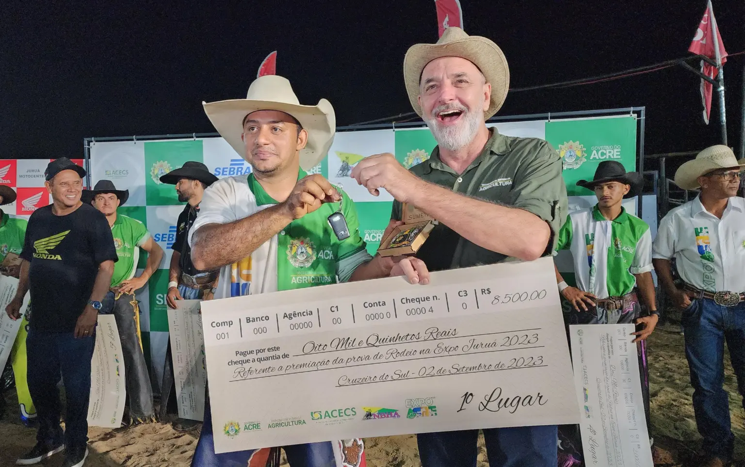 Peão de Mâncio Lima é o vencedor do rodeio da ExpoAcre Juruá e leva carro zero
