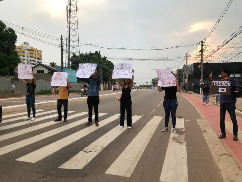 Estudantes da U:Verse realizam protesto pacífico em frente a instituição de ensino