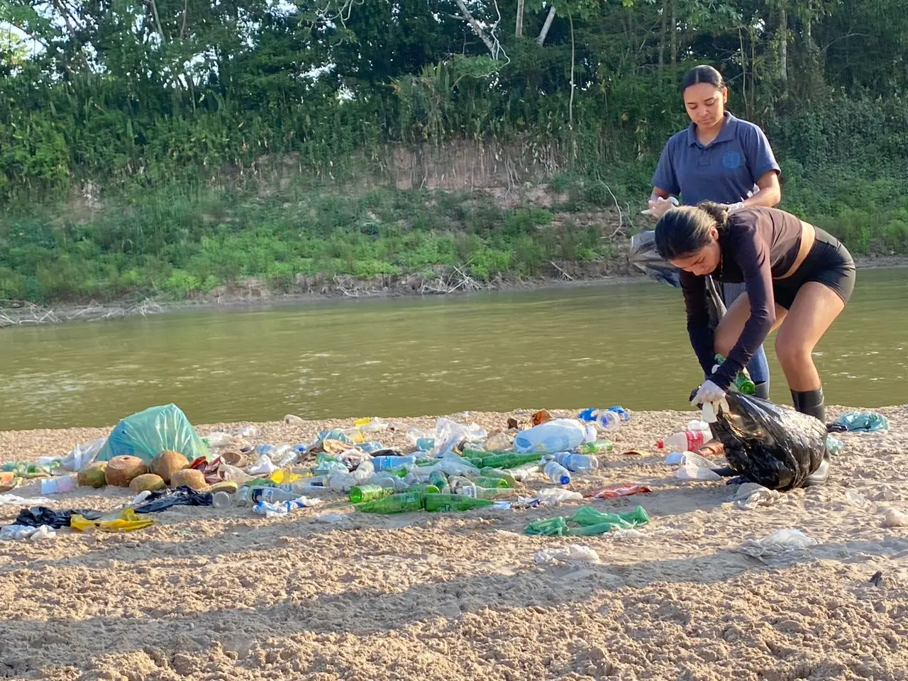 Alunos do IFAC retiram 500 kg de lixo durante ação do projeto “Praias Limpas” em Tarauacá