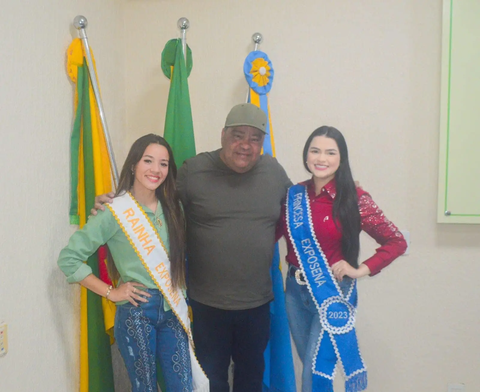 Prefeito Mazinho Serafim recebe rainha e princesa da ExpoSena rural show 2023