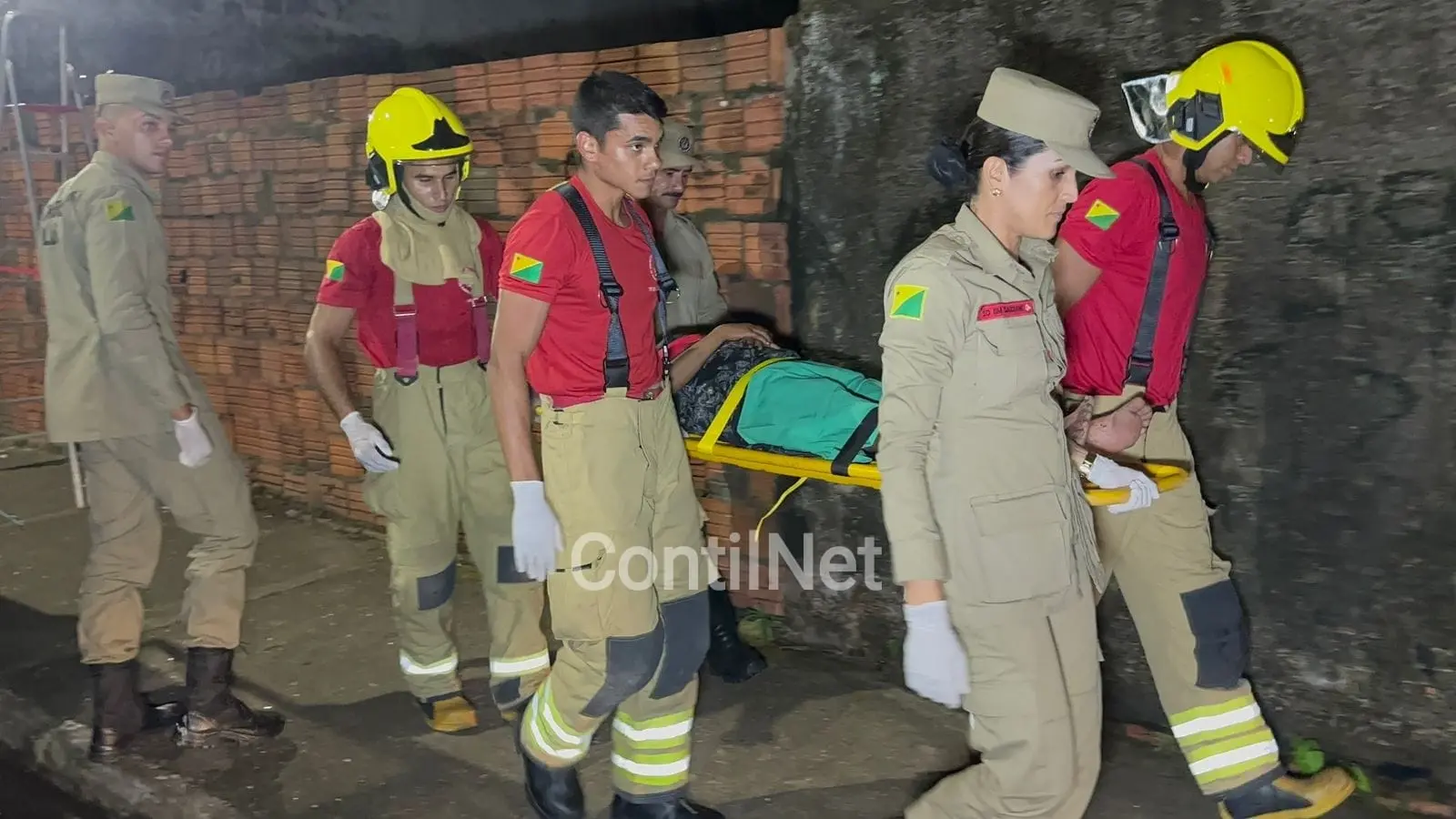 Mulher dá à luz em terreno abandonado de Rio Branco e bombeiros resgatam mãe e bebê