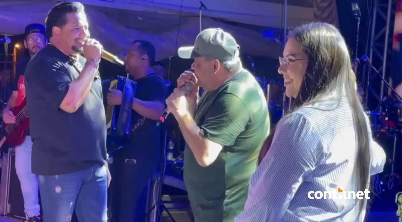 VÍDEO: Mazinho faz dueto com o cantor Zezo na abertura da ExpoSena e surpreende público