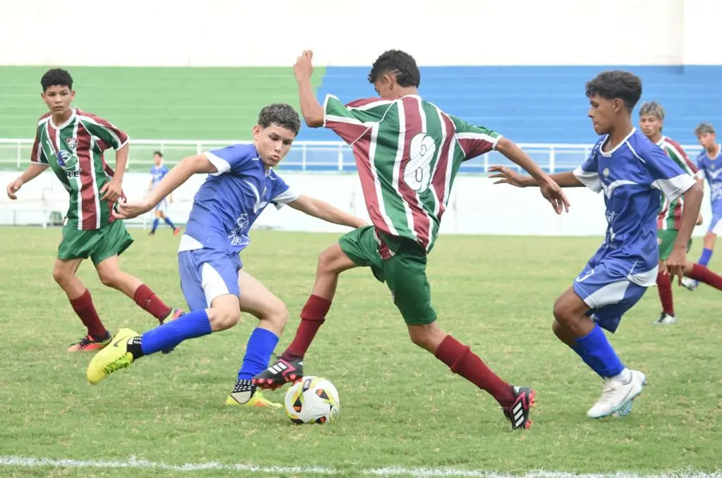 Independência ganha jogo equilibrado e Fênix goleia no Estadual