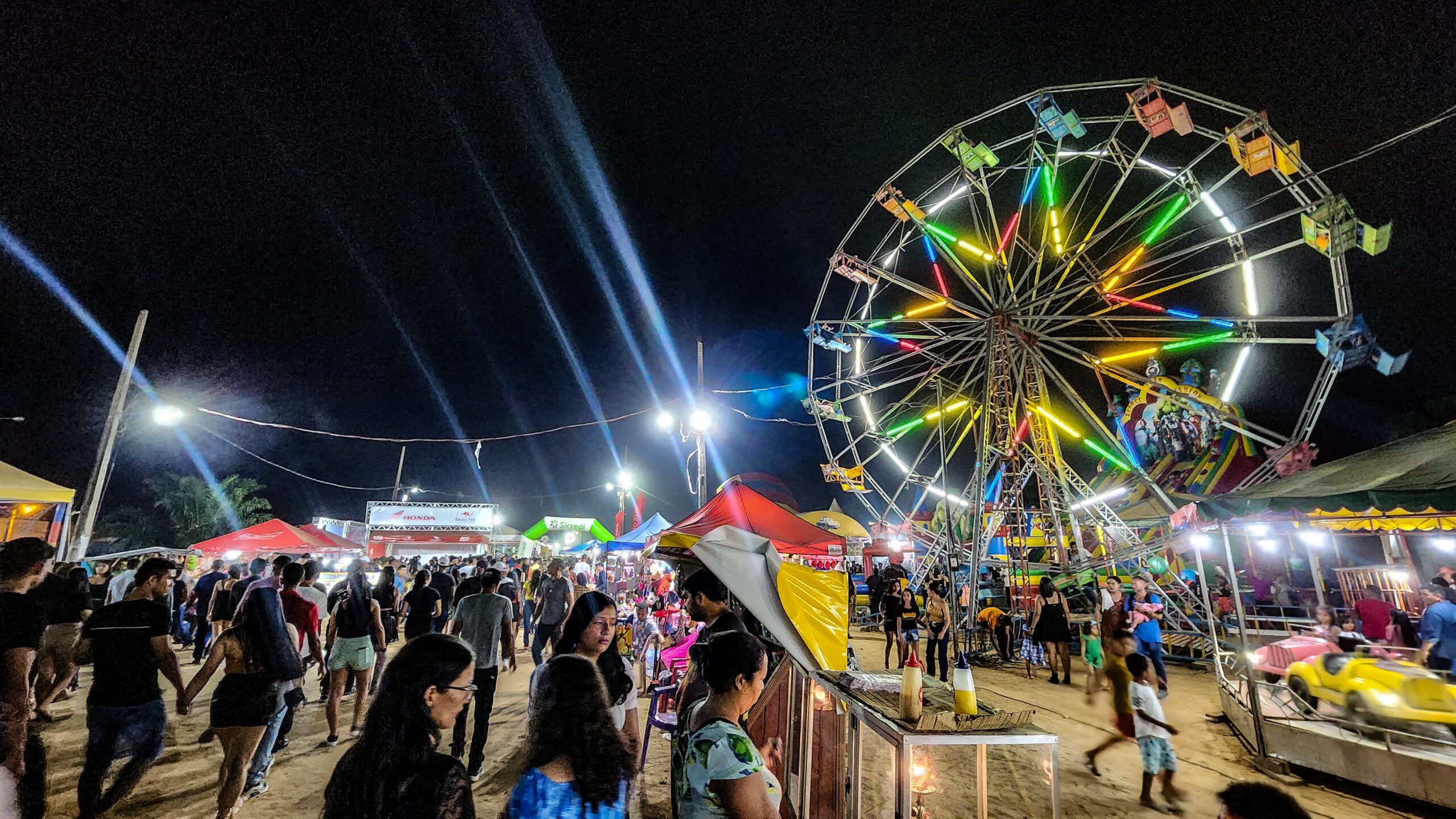 Quarta noite de ExpoSena inicia com grande movimento no parque de diversões