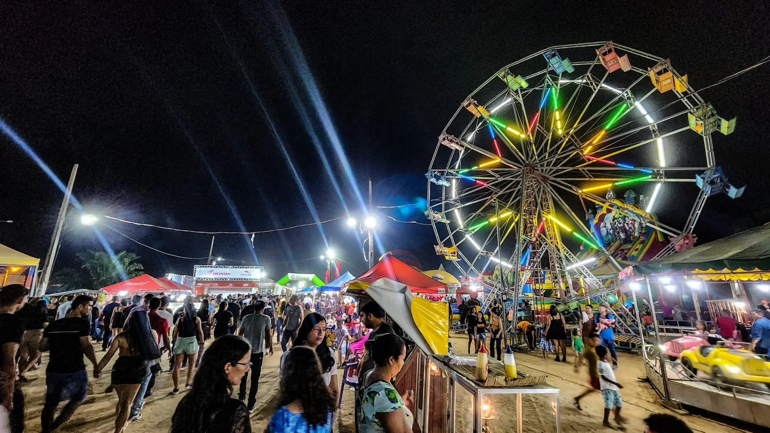 Quarta noite de ExpoSena inicia com grande movimento no parque de diversões