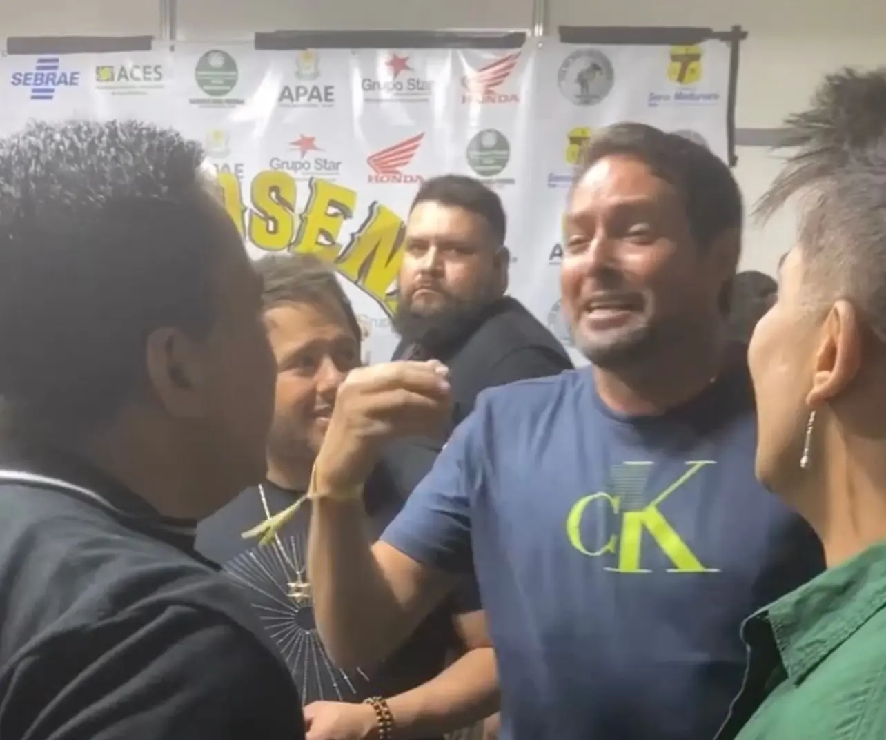Secretário de Mazinho solta a voz com dupla Hugo e Thiago na ExpoSena; assista