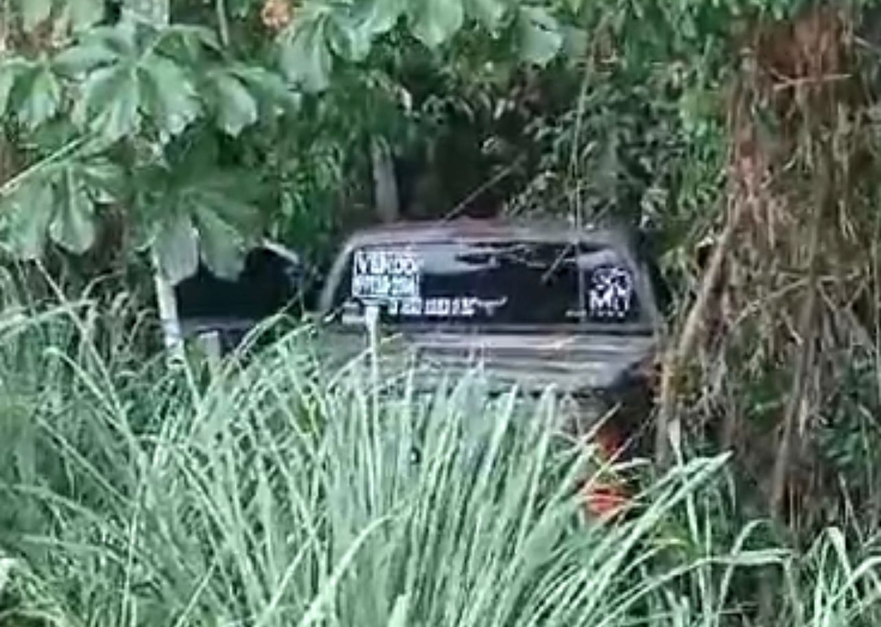 Motorista perde controle e caminhonete cai em ribanceira em Rio Branco