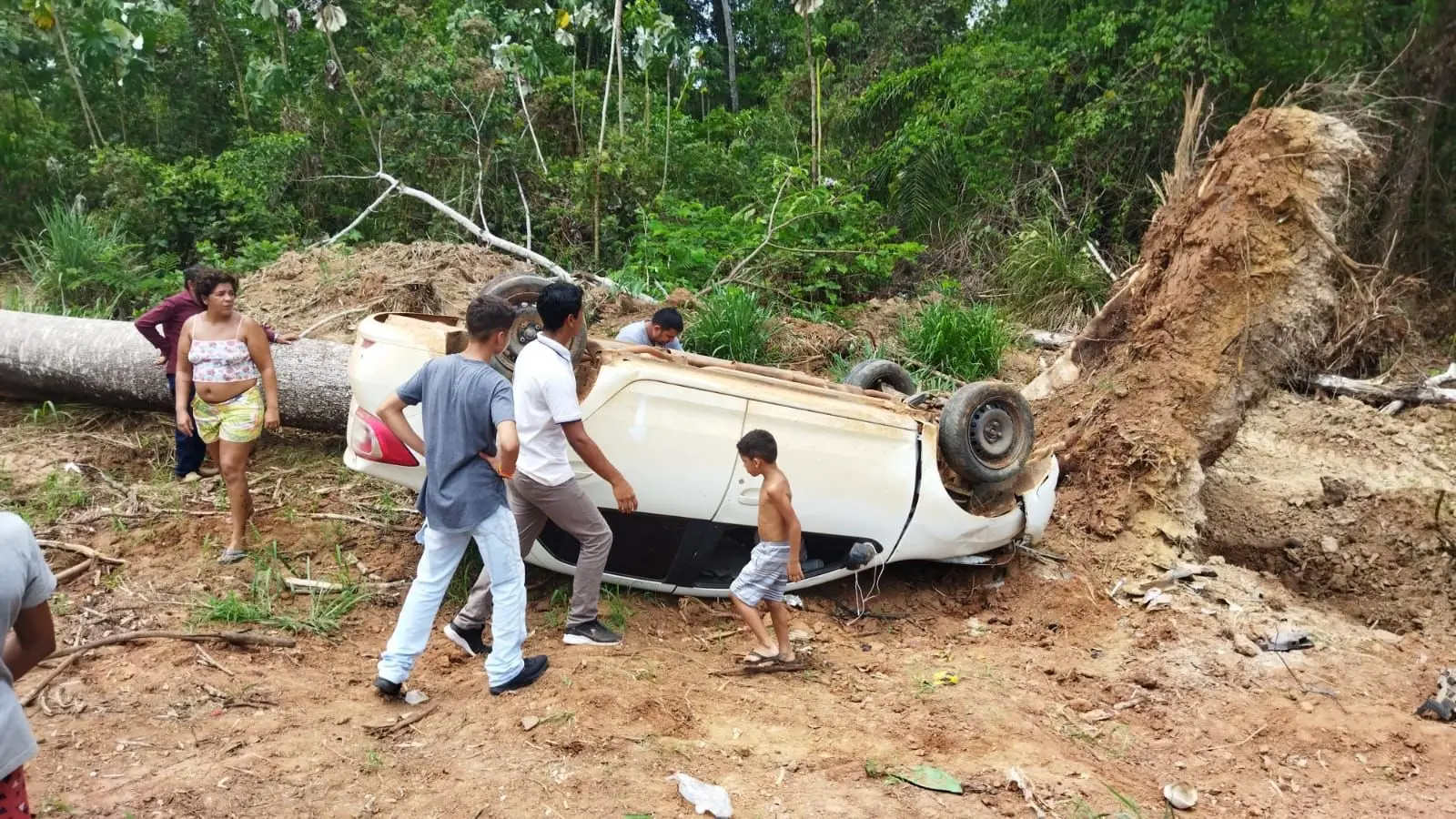 Pneu estoura, motorista perde o controle de direção e veículo capota no interior do Acre