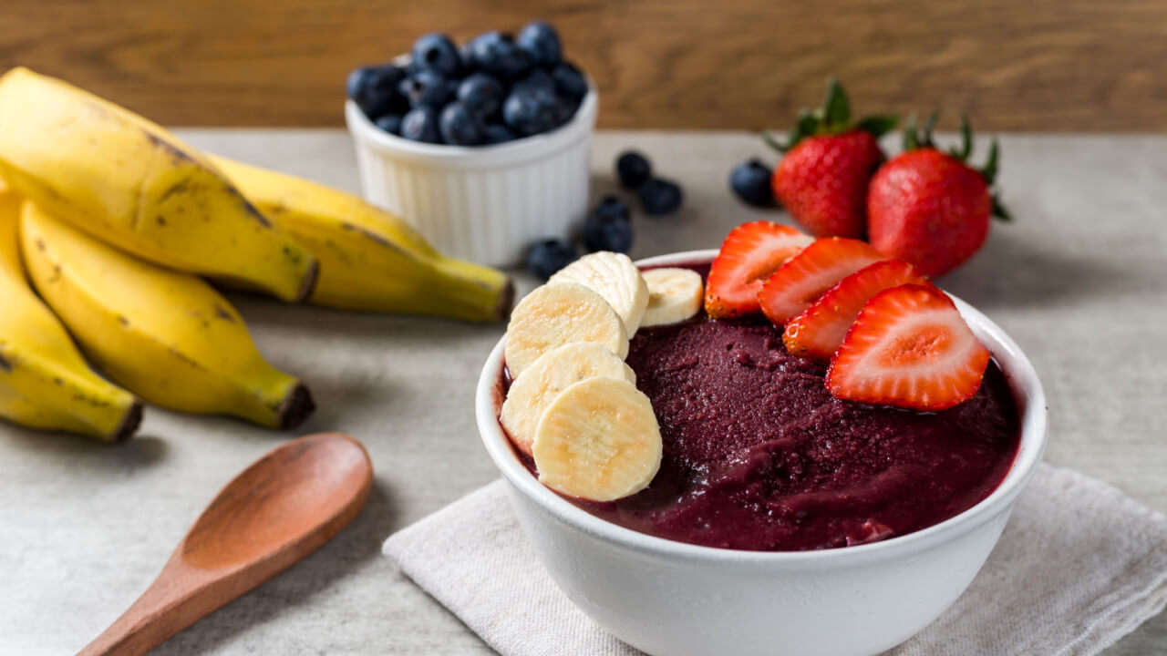 Dia do Açaí: saiba como adicionar o fruto corretamente na dieta