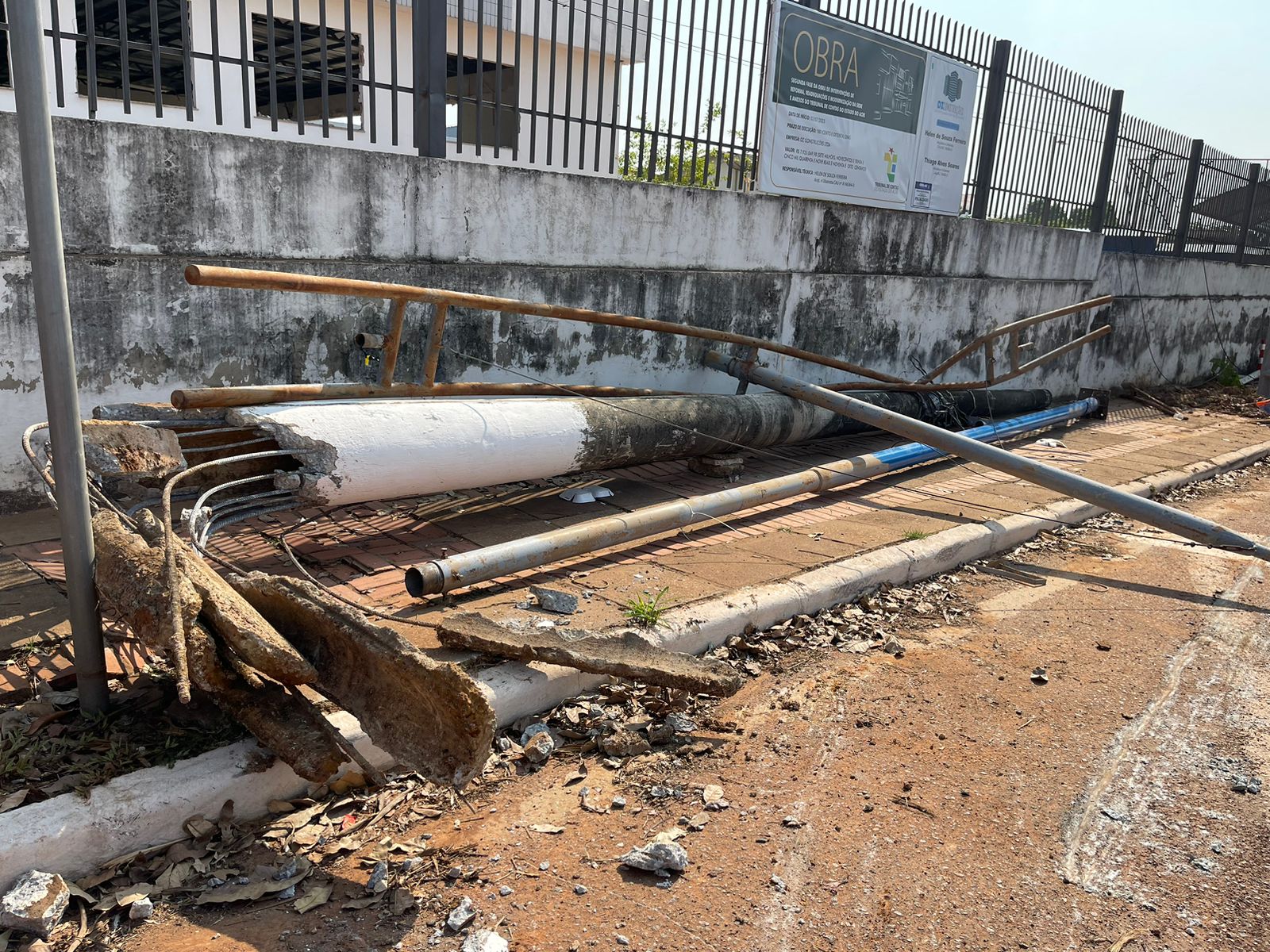 Após carro derrubar árvore e poste, trânsito fica parado na Av. Ceará; VEJA FOTOS