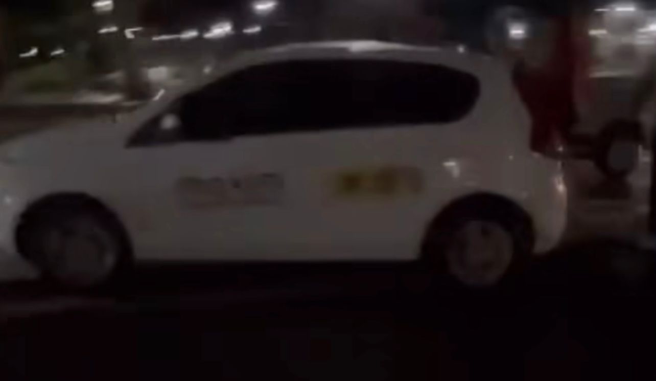 Veículo fica preso no canteiro central em frente ao Íbis; veja o vídeo