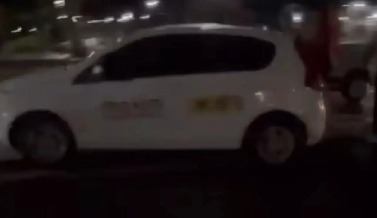 Veículo fica preso no canteiro central em frente ao Íbis; veja o vídeo