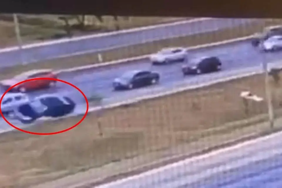 Vídeo flagra momento em que delegada é fechada e capota carro