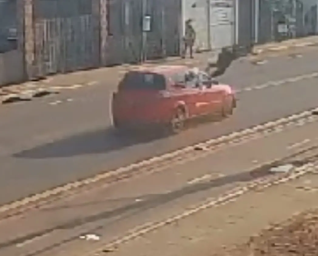 VÍDEO: jovem é vítima de atropelamento ao tentar atravessar avenida