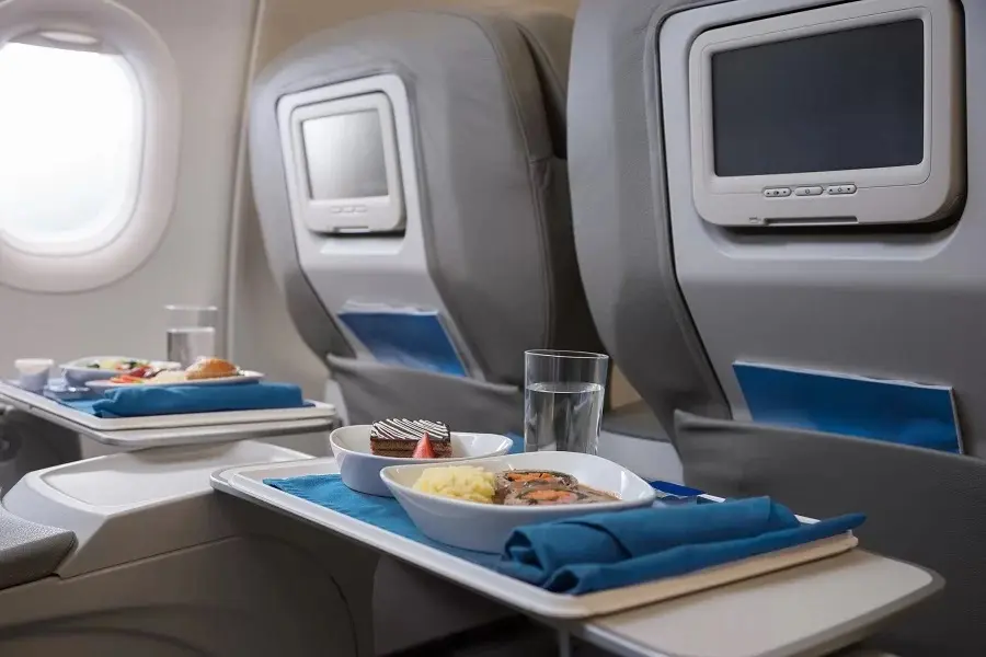 Filé mignon, salmão e mousse: conheça o cardápio do avião de Tarcísio