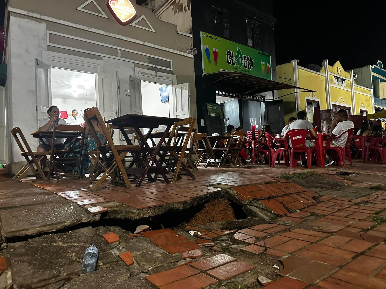 Calçadão do Mercado Velho apresenta graves rachaduras e Defesa Civil pede ação de emergência