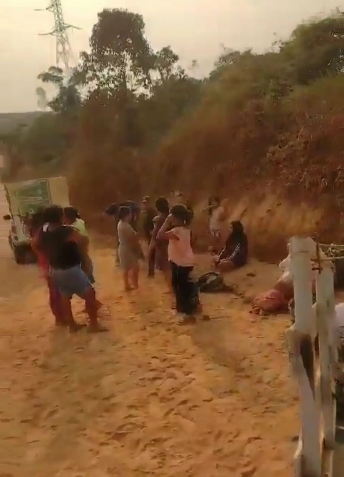 VÍDEO: carro com 20 pessoas capota em ramal de Sena Madureira