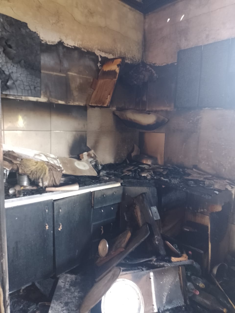 Família que teve casa incendiada após botija de gás explodir em Sena Madureira pede ajuda