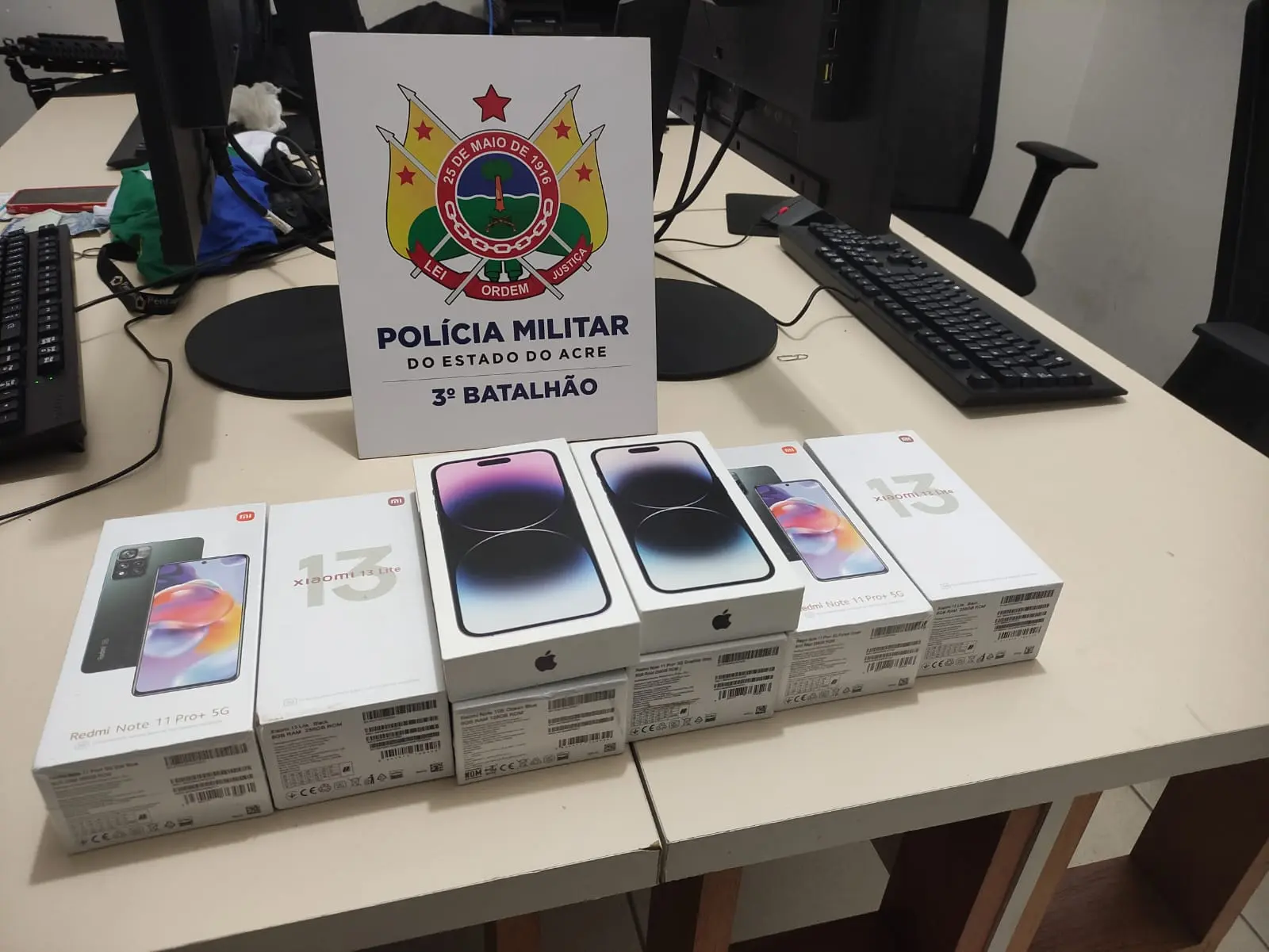 Polícia recupera aparelhos celulares roubados em loja no Bosque, em Rio Branco