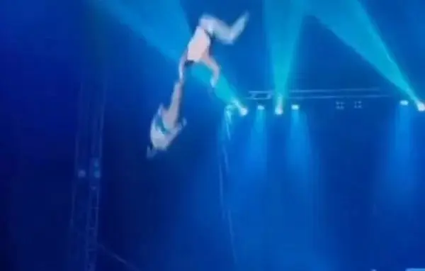Vídeo: trapezistas caem de altura de 4 metros durante apresentação