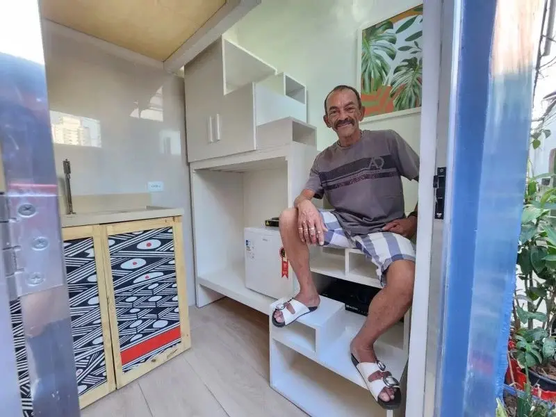 Com R$ 10 mil, arquiteta reforma casa de 4m² para morador de favela