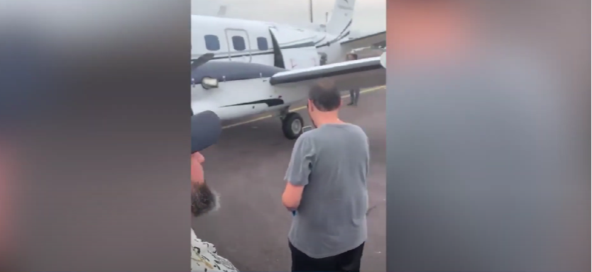 Vídeo mostra momento em que turistas entram em avião; veja