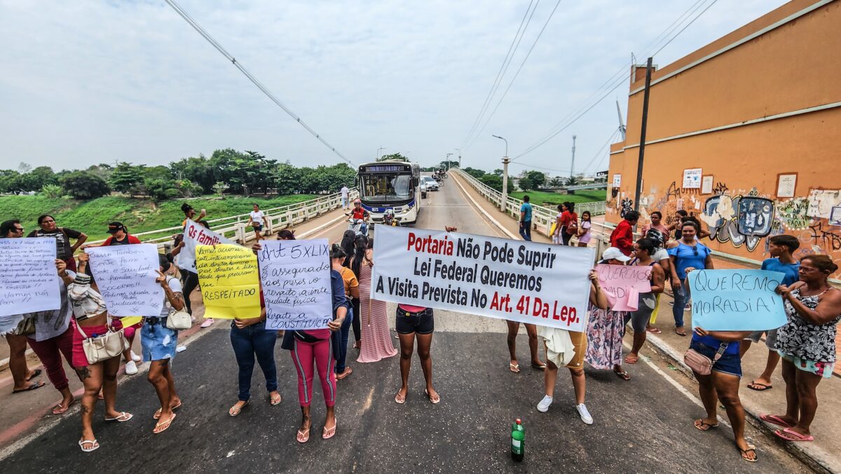 Familiares De Detentos Fecham Trechos De Ruas De Rio Branco E Pedem Retorno De Visitas 