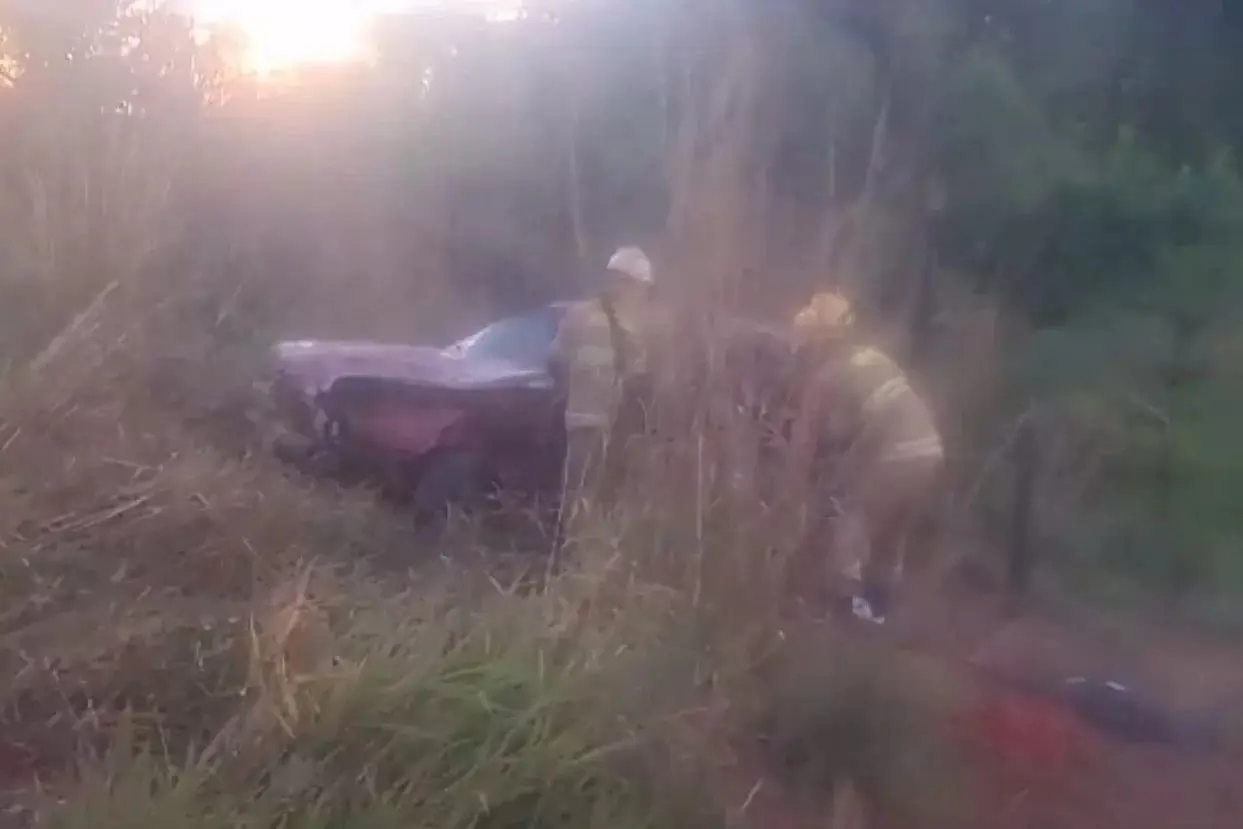 Motorista fica gravemente ferido ao atropelar e matar cavalo; Vídeo