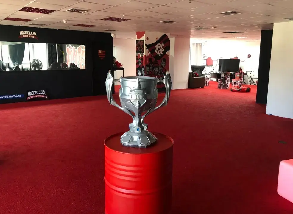 Flamengo quer voltar ao CBLOL e espera por vaga