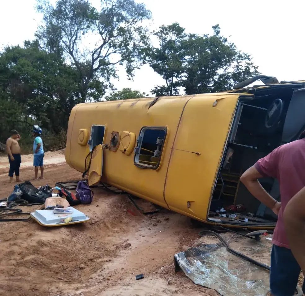 Estudante de 12 anos morre após ônibus escolar tombar; veja o caso