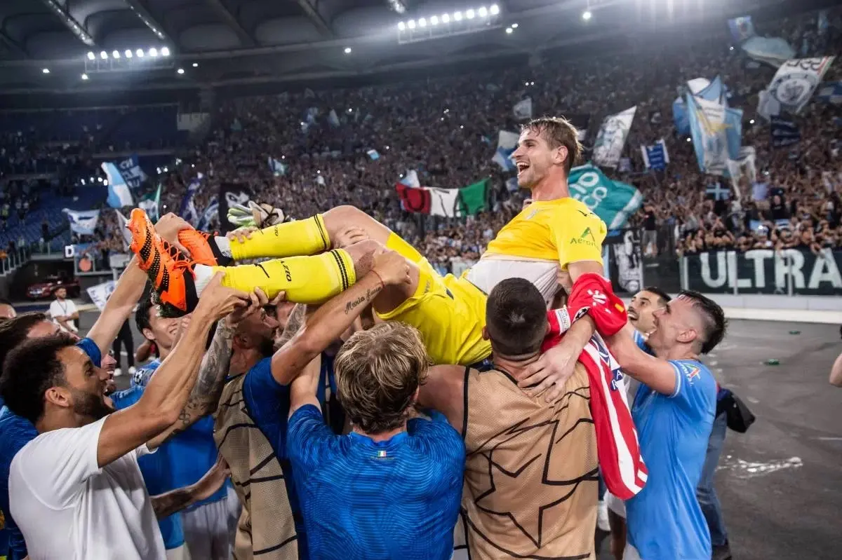 Vídeo: goleiro faz gol nos acréscimos do 2º tempo na Champions League