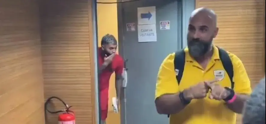 Gabigol ‘invade’ coletiva de Dorival Jr. e manda beijo para o treinador do São Paulo
