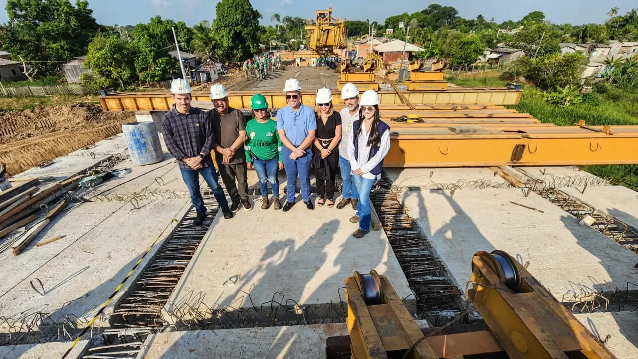 Com Mazinho, Gladson visita construção da ponte e diz que obras paralisadas serão retomadas