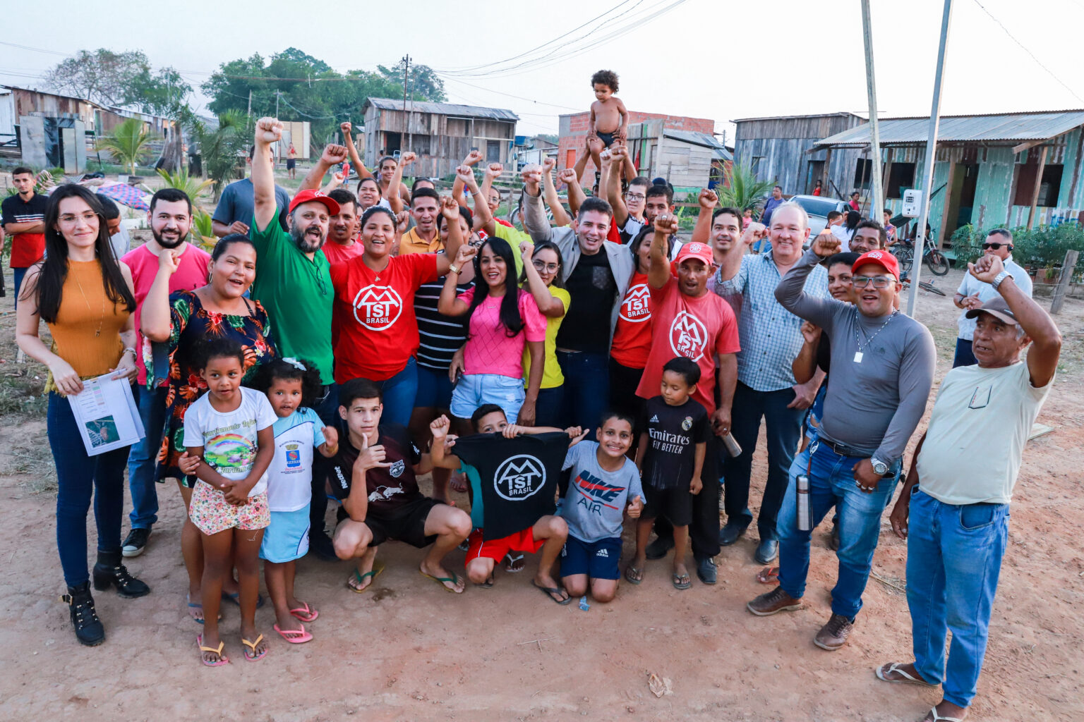 Gladson leva boas notícias do projeto de habitação para moradores da ocupação Marielle Franco