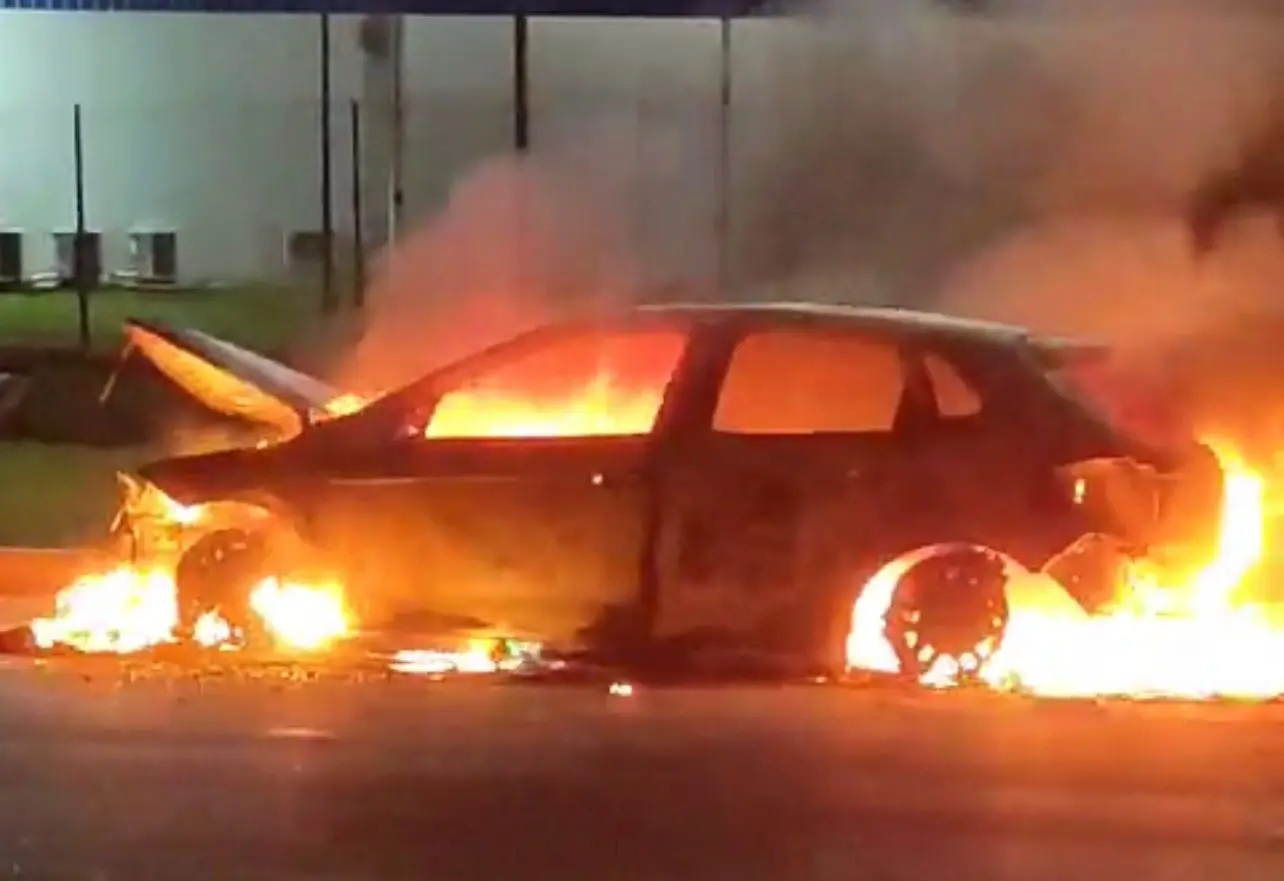 Carro sofre pane elétrica e é destruído pelo fogo na AC-40