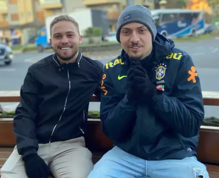 Ex-assessor revela relacionamento romântico com filho de Bolsonaro