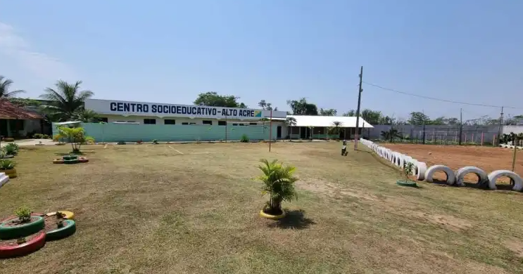 Jovem de 16 anos pula muro e foge de instituição socioeducativa em Brasiléia