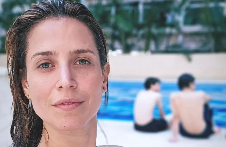 Mel Lisboa aproveita calor para curtir dia em piscina