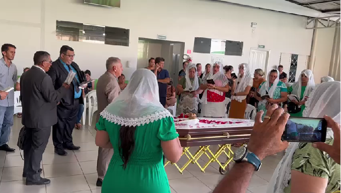 Velório de jovem morta por atropelamento é marcado por orações e comoção; vídeo
