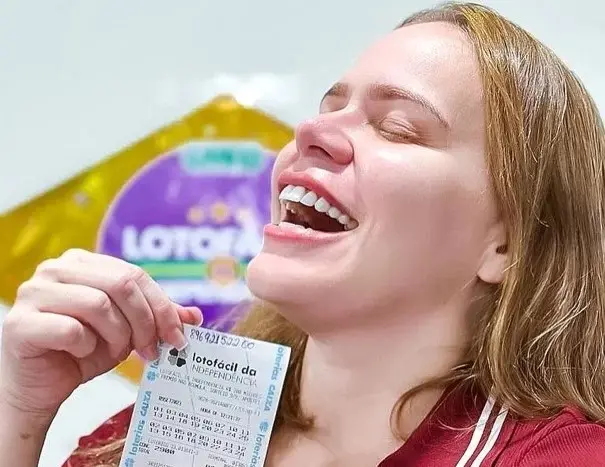 Ex-BBB posta foto com bilhete premiado da Lotofácil: “R$ 3 milhões”