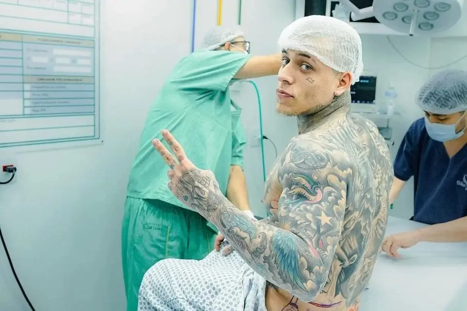 Vídeo: cantor MC Pedrinho surpreende ao tatuar o bumbum