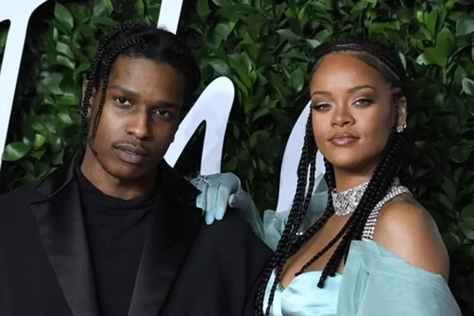Rihanna compartilha primeiras fotos de Riot Rose, filho caçula