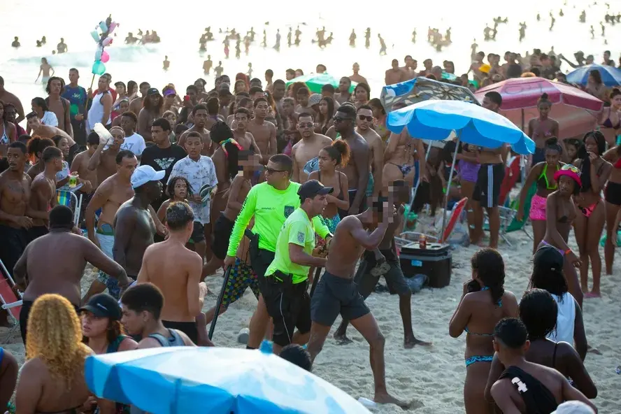 PMs são atacados por criminosos após furtos em série na Praia do Leme; vídeo