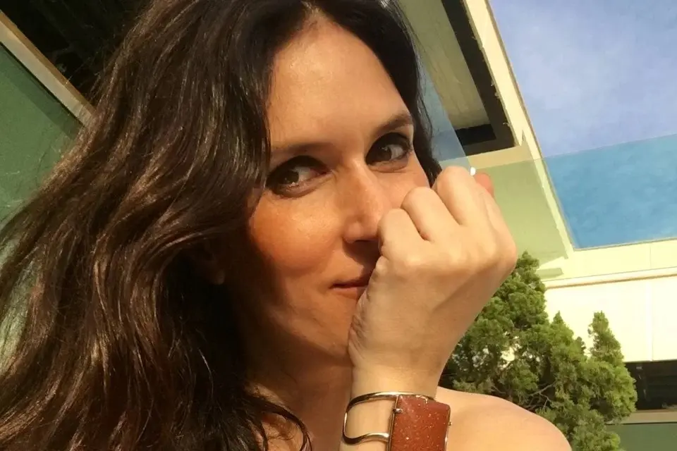 Saiba quem é a atriz que deu golpe na mãe e caiu de prédio em SP