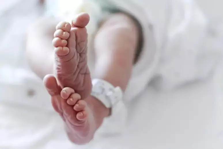 Pai morre ao descobrir que filha foi trocada na maternidade há 42 anos
