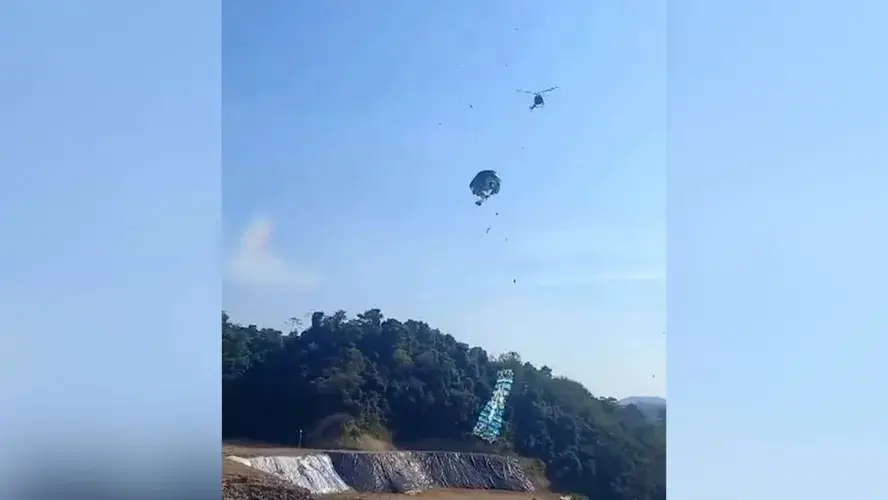 Helicóptero da Polícia Militar provoca queda de balão, no RJ; vídeo
