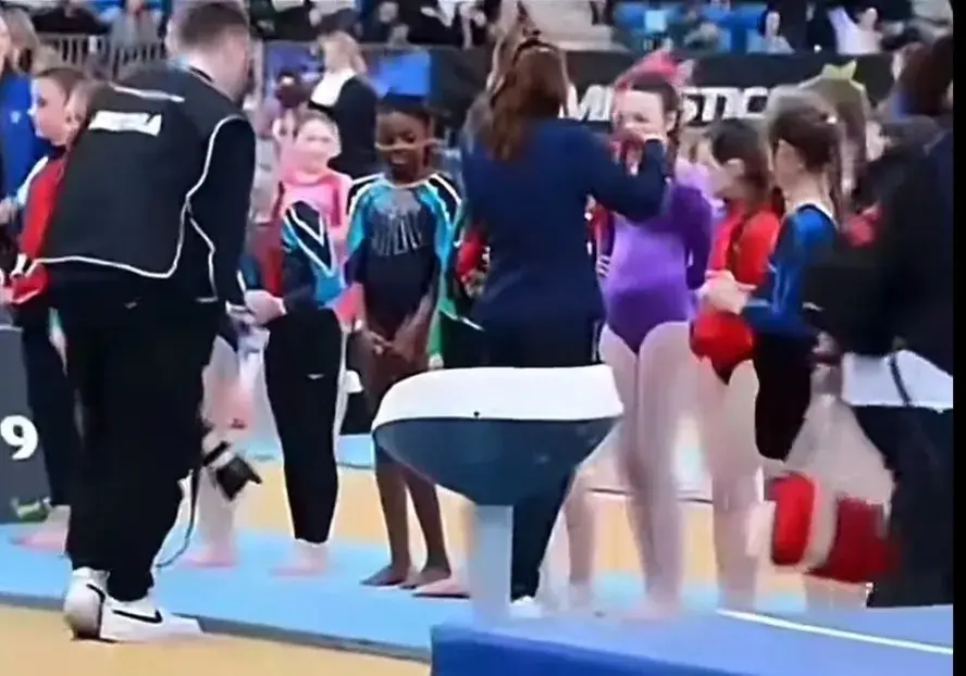 Ginasta negra é ignorada em distribuição de medalhas na Irlanda; Simone Biles reage